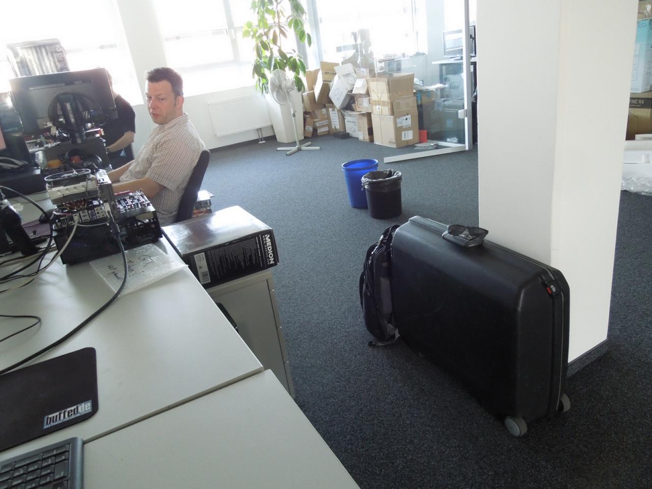 [19/07/2013] Wenn einer eine Reise tut ... dann hat er auch immer einen Koffer mit brisanten Inhalt dabei - oder so ähnlich. Während die letzte Aussage natürlich wieder auf dem Mist unseres zynischen Bildkommentators gewachsen ist, ist das mit der Reise nichts als die reine Wahrheit. Carsten folgt nämlich einer Einladung von Samsung nach Südkorea. Ob der Koffer bei der Rückreise wohl vor lauter SSDs fast platzt?