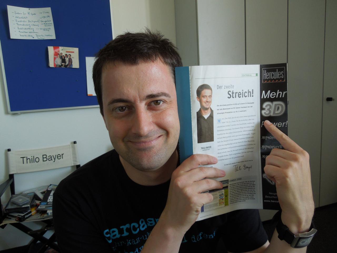 [19/07/2013] Der Meister hat mal wieder ganz, ganz tief im PCGH-Archiv gekramt und bittet zum optischen Vergleichstest. Wir wollen ja nicht indiskret sein, aber zwischen dem Bild des jungen dynamischen Knaben (Heft) und des schon vom Alltag als Mastermind gezeichneten Mannes (Bild) liegen fast 13 Jahre. Welcher Meister gefällt Ihnen am besten? Der Jung- oder Altmeister? Nutzen Sie die Kommentarfunktion.