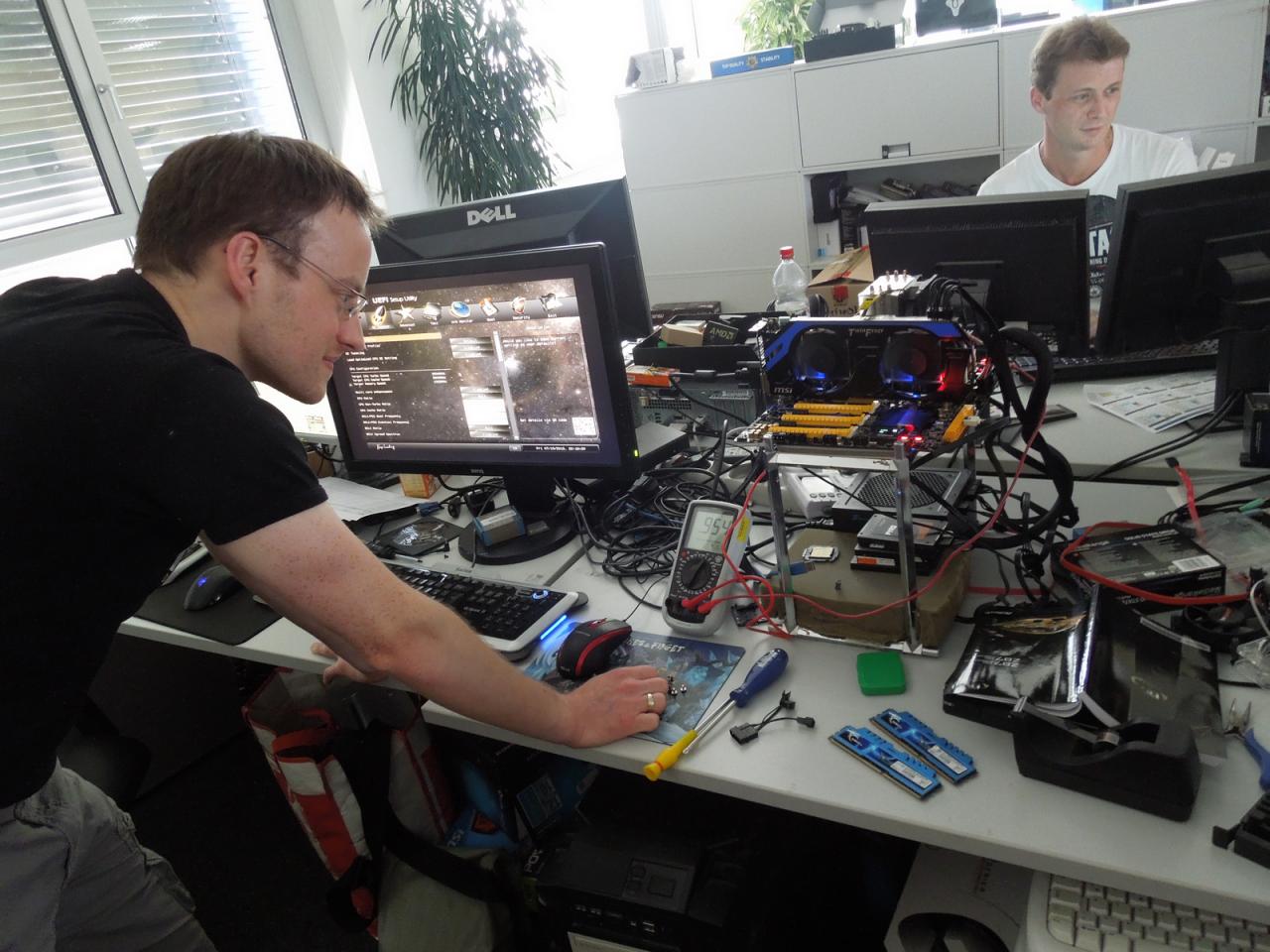 [19/07/2013] Daniel, unser Mann mit den Hauptplatinen-Händen, steht sprichwörtlich mal wieder unter Spannung, denn er führt gerade eine seiner vielen Messungen am ungeschützten Mainboard durch. Bitte geben Sie besonders Obacht Herr Möllendorf, damit Ihnen durch eine Unachtsamkeit nicht plötzlich die Haare zu Berge stehen. Dat sieht nicht gut aus, wo, und tut auch noch weh. :)