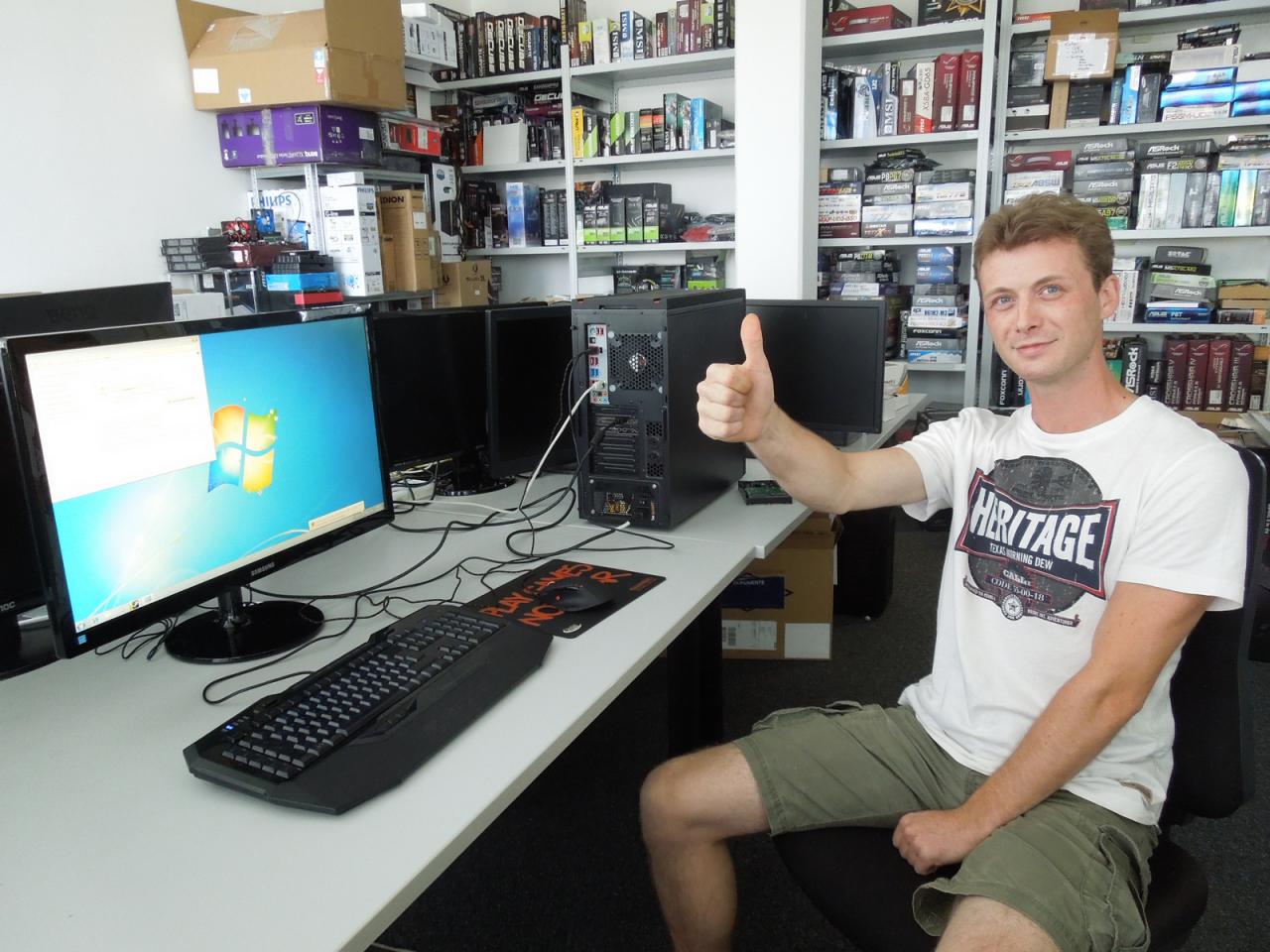 [19/07/2013] Unser Philipp lernt schnell und weiß schon recht gut, worauf es bei den Bildern der Woche ankommt: Immer smart in die Kamera schauen und stets den Daumen für die Produkte, die man gerade testet, nach oben heben - bei Facebook wird so etwas 