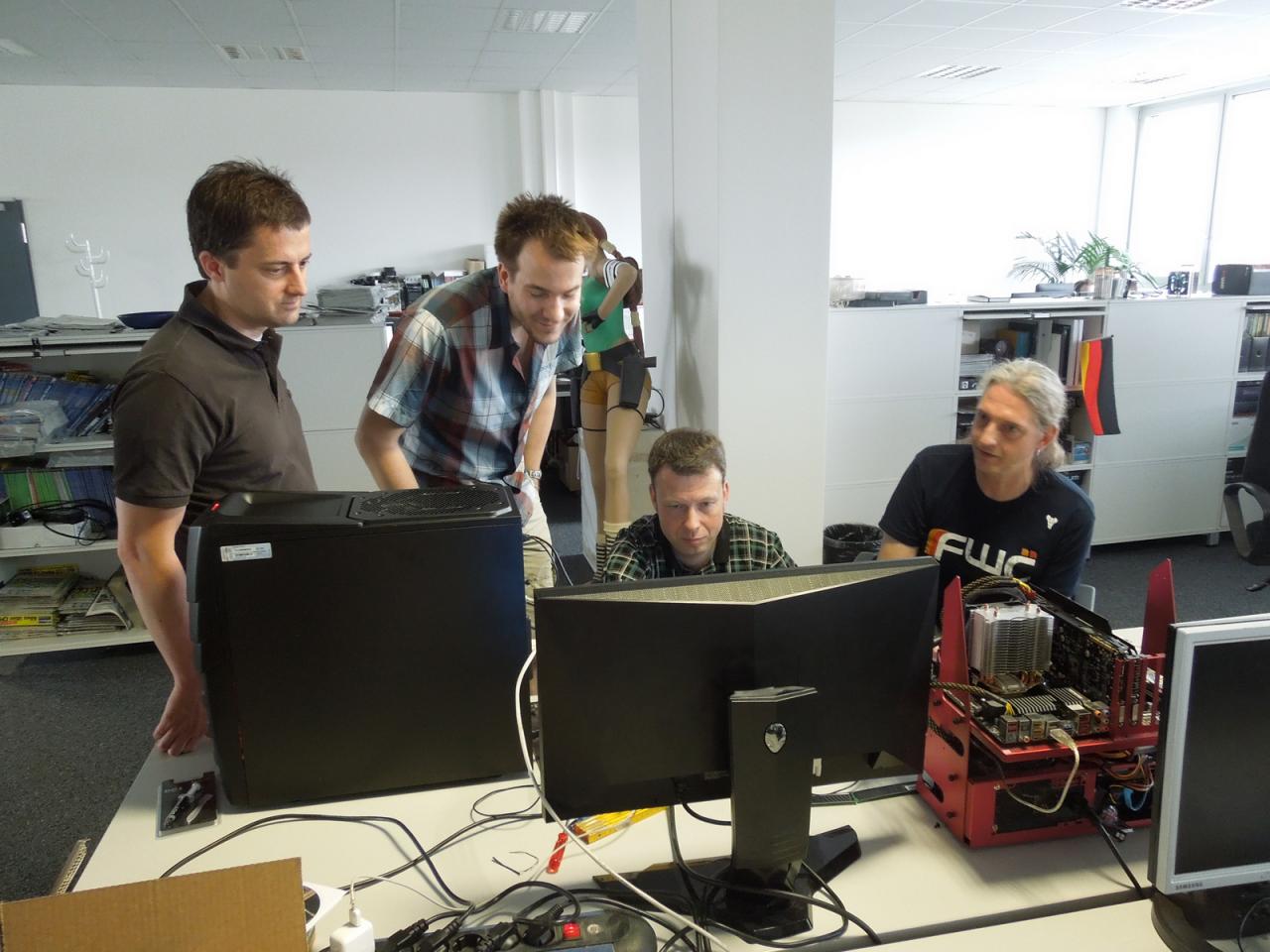 [26/07/2013] Zu einer solchen Ansammlung geballter Kompetenz vor einem PC kommt es nur, wenn es wie in diesem Fall etwas Besonderes zu bestaunen gibt: Am Platz des Spieleonkels steht nämlich der CSL Sprint H5888, ein Komplettsystem, in dem AMDs schnellste CPU, der FX-9590, verbaut ist. Und selbst der Meister lässt es sich nicht nehmen zuzuschauen, wie Carsten die CPU an die 5-GHz-Marke treibt.