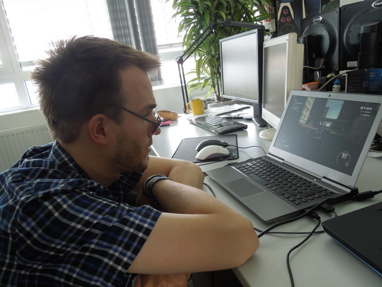 [26/07/2013] Das muss aber eine lahme Grafikkarte sein, die in diesem Notebook steckt, sonst würde unser Raff nicht so skeptisch über den Rand seiner Sonnenbrille schauen, die er übrigens auch gerne mal im tiefsten Winter trägt :) Und der Gesichtsausdruck unseres Titan-Besitzers spricht auch irgendwie Bände. Da lässt es sich mit einem Desktop-Spiele-Boliden wohl besser zocken, oder?