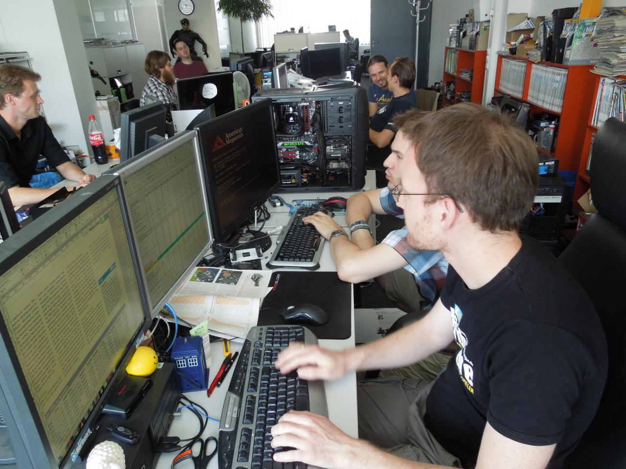 [26/07/2013] Teamarbeit ist alles, vor allem am Abgabetag so gegen 12.00 Uhr mittags. Und während Raff noch beim FX-9590 die Wärme- und Lautstärken-Entwicklung sowie die Spieleleistung testet, trägt Daniel nicht nur die Messwerte in die Tabelle ein, sondern schreibt auch schnell noch den Artikel. Das haben die beiden doch fein gemacht, oder nicht?