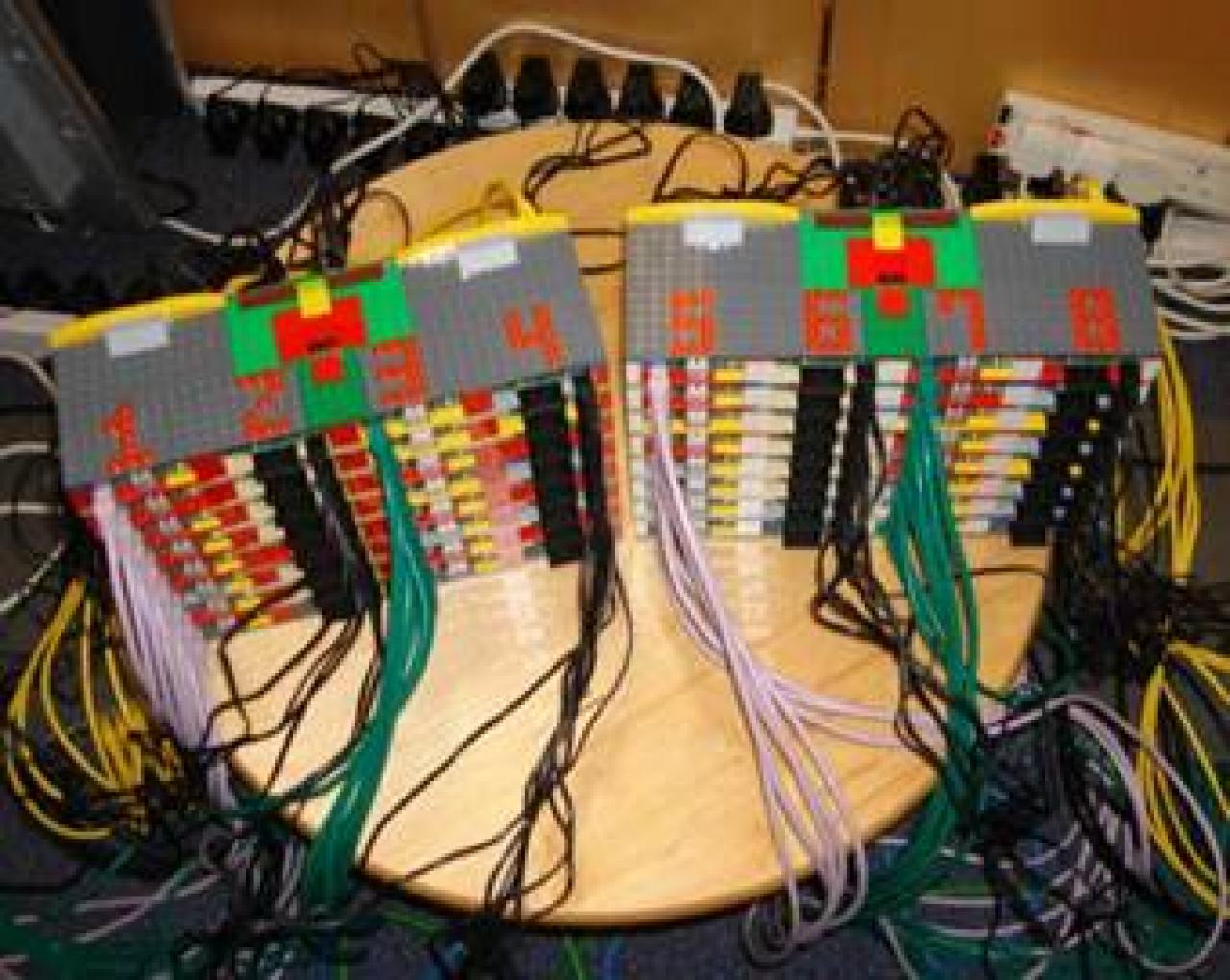 [08/07/2013] Raspberry Pi und Lego verbinden sich zum Rechencluster: Mehr Infos