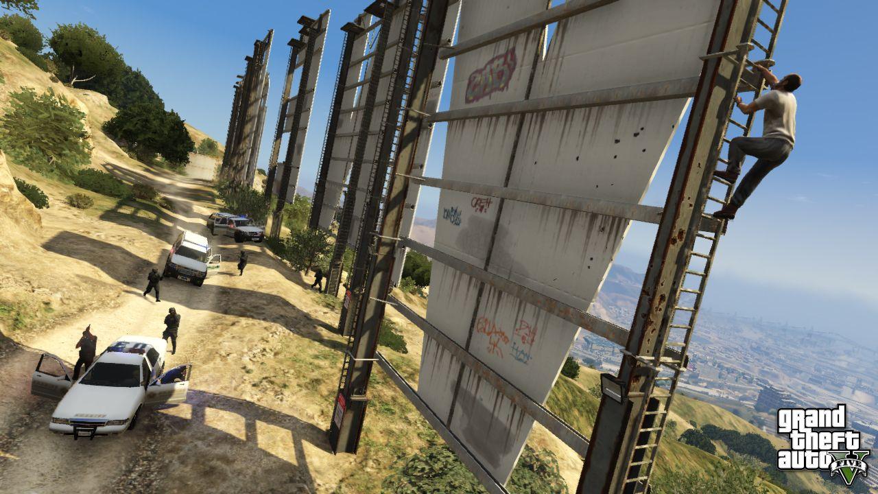 [10/07/2013] 04.01.2013: ... dann zu einem wenig clever ausgewählten Ort. Er kraxelt das Vinewood-Schild hoch.