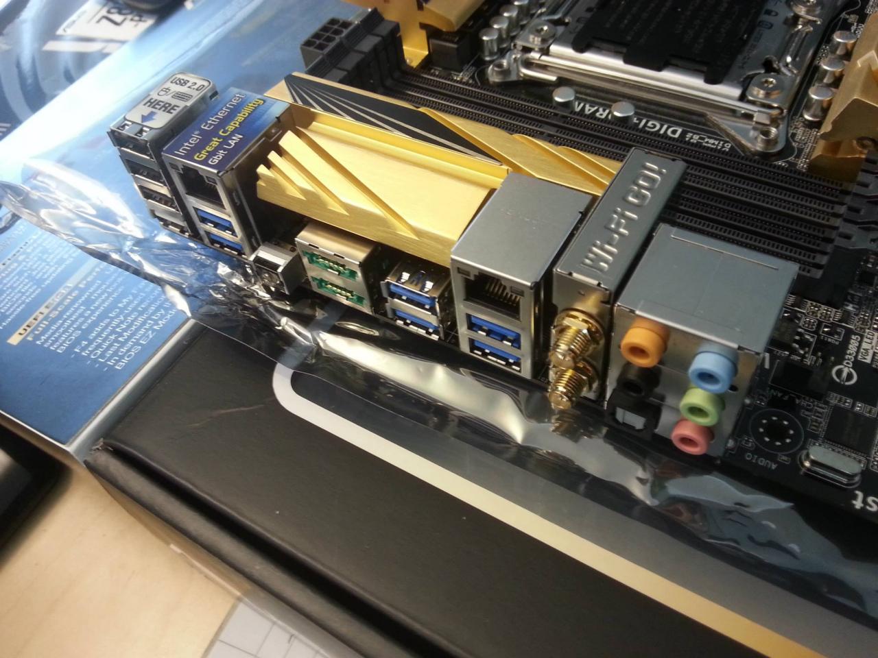 [28/08/2013] Asus X79 Deluxe: Bilder eines neuen Mainboards aufgetaucht (4)