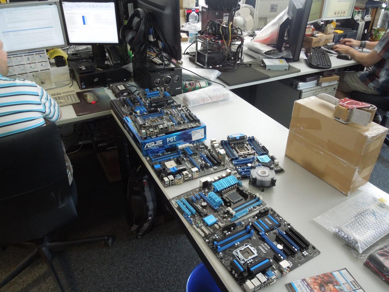[02/08/2013] Da Marc inzwischen für Golem in die Tasten haut, stand der CPU-Fachbereich zur Disposition. Anfängliche Vorschläge, den Fachbereich ruhen zu lassen, wurden schnell über Bord geworfen, als sich Herr Spille bereit erklärte, in Zukunft auch CPUs zu testen. Die Sauter'schen Testplattformen befinden sich inzwischen in seinem Machtbereich.