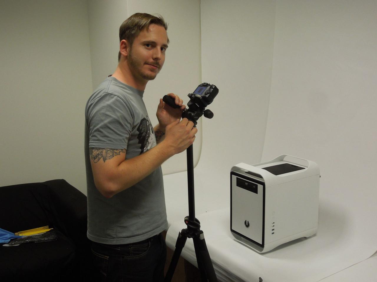 [02/08/2013] Kollege Tom ist neu und für das neue Mini-PC-Sonderheft zuständig. Wir erwischten ihn gerade beim Abfotografieren der ersten Früchte seiner Arbeit.