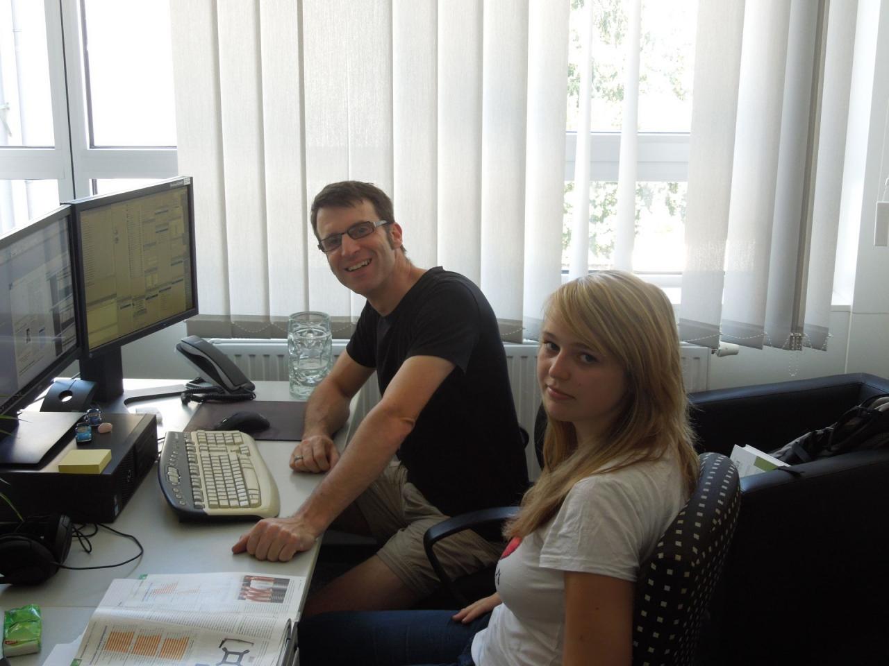 [02/08/2013] 4.8.2013: Und noch mehr Verstärkung, dieses Mal aber in der Layout-Ecke: Vanessa greift zukünftig unserem Layouter Frank unter die Arme. Das sorgt für gute Laune.
