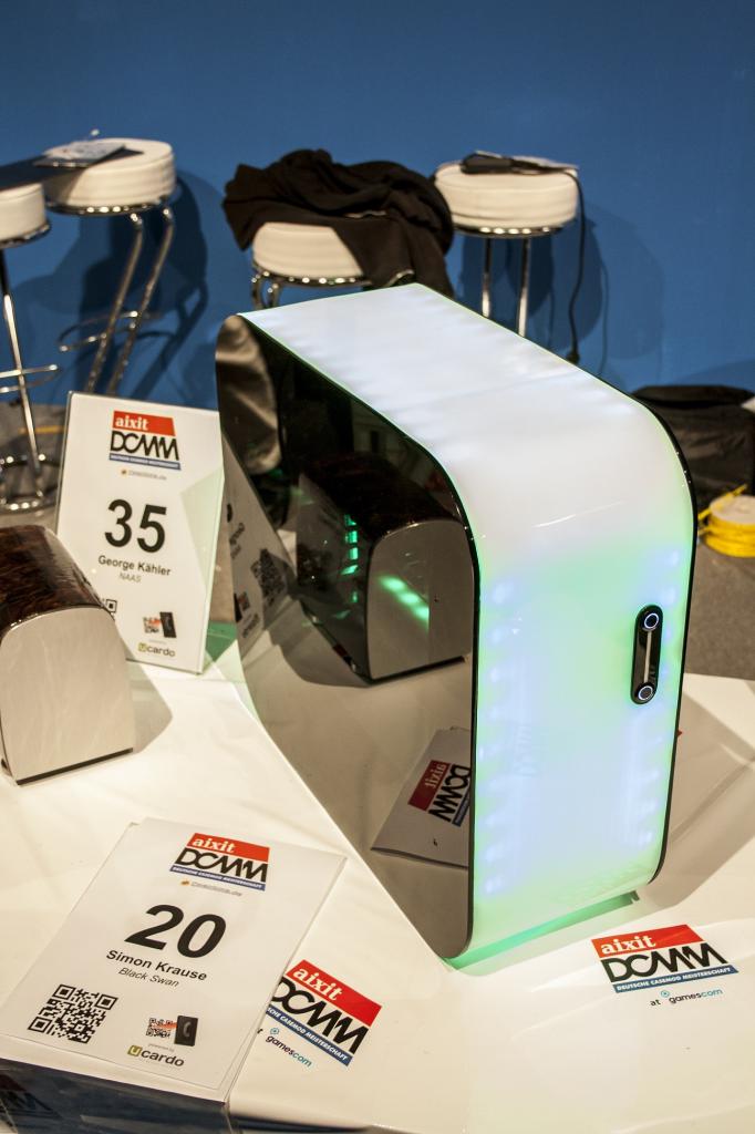 [25/08/2013] DCMM: Deutsche Casemod Meisterschaft auf der Gamescom 2013 abgelichtet - die Farben wechselten kontinuierlich