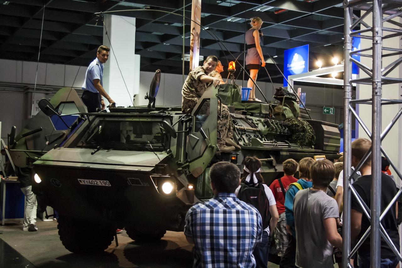 [25/08/2013] DCMM: Deutsche Casemod Meisterschaft auf der Gamescom 2013 abgelichtet - nebenan rührte die Bundeswehr fleißig die Werbetrommel (ob die letzten Casemods von ihr unterstützt wurden?)