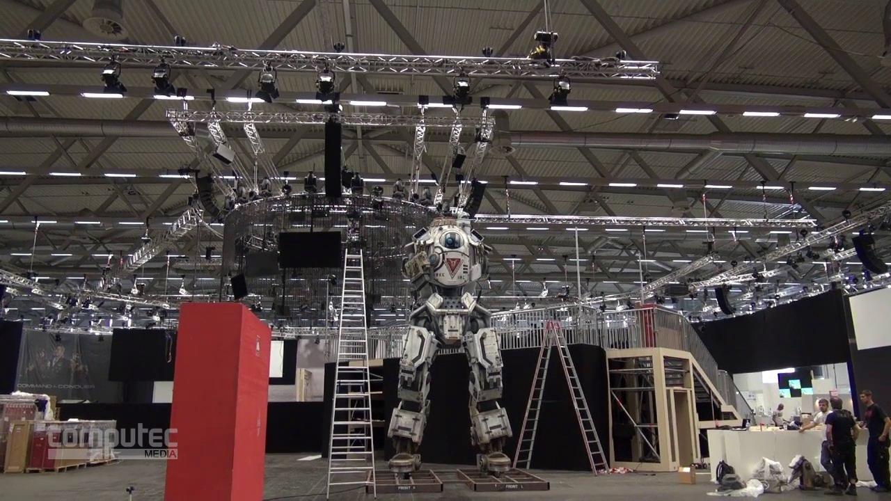 [17/08/2013] Gamescom-Aufbau bei Electronic Arts: In den Kulissen des Stands wirkt sogar ein sieben Meter hoher Mech fast harmlos.