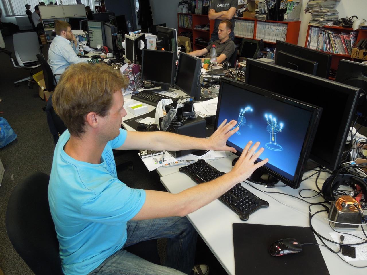 [09/08/2013] 11.8.2013: Phil hat seine besten Harry-Potter-Skills ausgepackt und zaubert mittels Fingerbewegungen seltsame Lichtspiele auf den Bildschirm. Falls Sie im Gegensatz zu Phil nicht von Natur aus mit dieser Gabe gesegnet sind, können Sie diese gegen Geld erwerben: Die nötige Hardware nennt sich Leap Motion Controller.