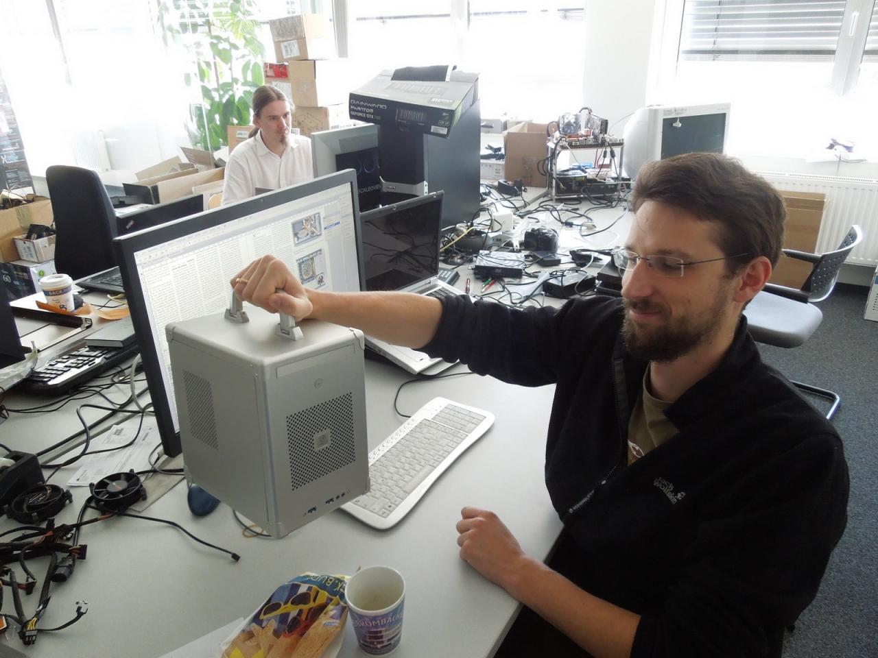 [16/08/2013] Uli präsentiert stolz sein neuestes Mini-PC-Konstrukt. Dieser Rechner wurde speziell für einen Lunch-Box-Look-a-like-Wettbewerb entworfen, wo er definitiv zu den Favoriten gehört.