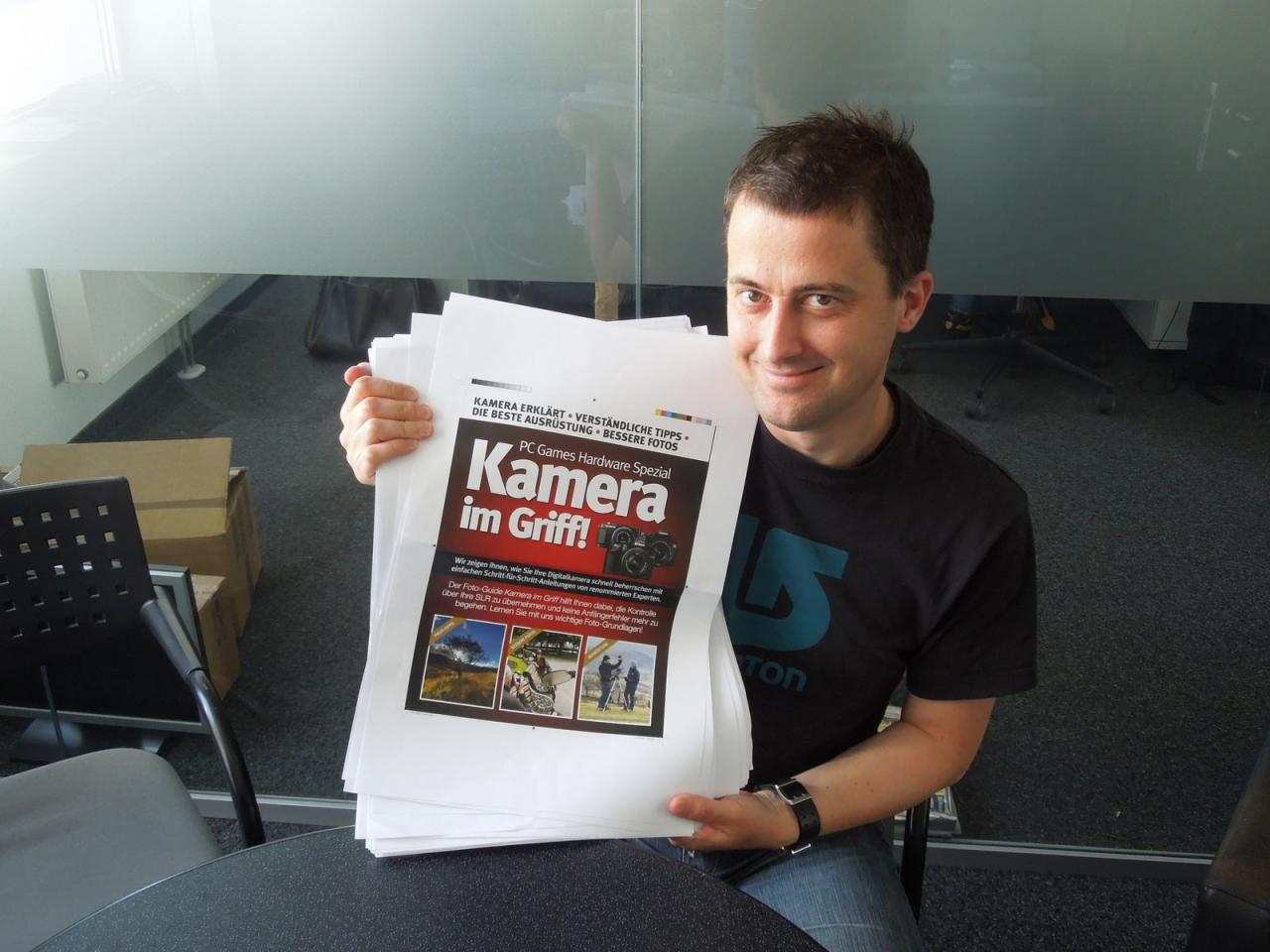 [16/08/2013] Es ist fast fertig: Thilo präsentiert stolz das neueste Bookazine für angehende Profi-Fotografen. Für den Verkauf muss die gesamte Auflage des mehrere Kilo schweren Bookazine aber noch gedruckt, ausgeschnitten und gebunden werden. Ab dem 28.08.2013 gibt es das Sonderheft am Kiosk.