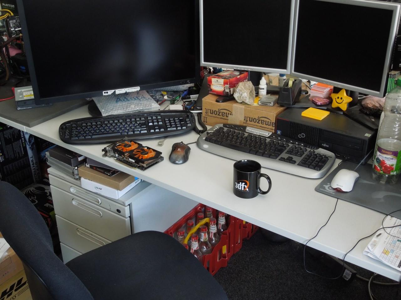 [16/08/2013] Kollege Vötter war diese Woche für einige Tage im Urlaub, allerdings ohne sein Lieblings-Trinkgefäß. Zurück bleibt die 3dfx-Tasse. Ob da eine jüngere Tasse im Spiel ist?