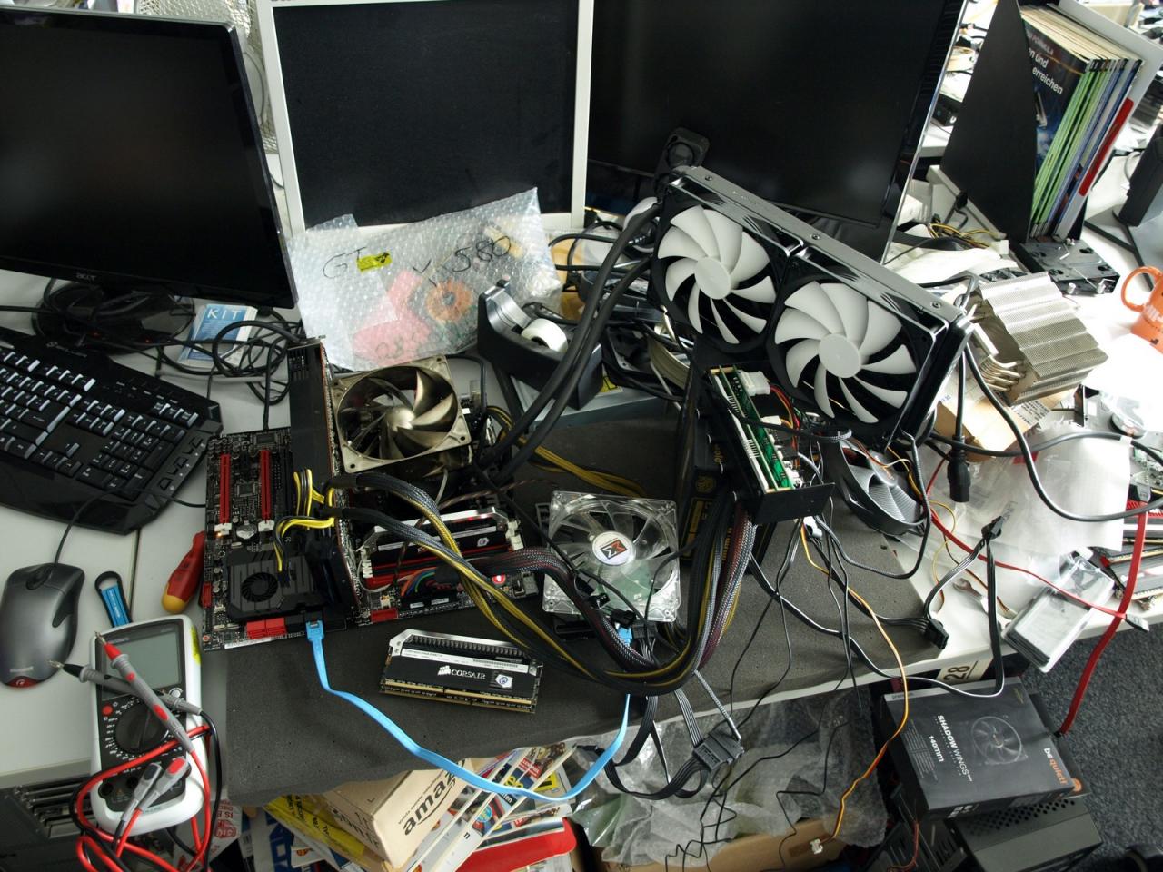 [23/08/2013] So sieht es aus, wenn Stephan übertaktet. Beim Systemstart verdunkelte sich regelmäßig das Licht in der Nachbarschaft. Leider dürfen wir noch nicht verraten, um welche Intel-CPU es sich hier handelt - das und die Übertaktungsergebnisse finden Sie aber in der PCGH-Ausgabe 10/2013.