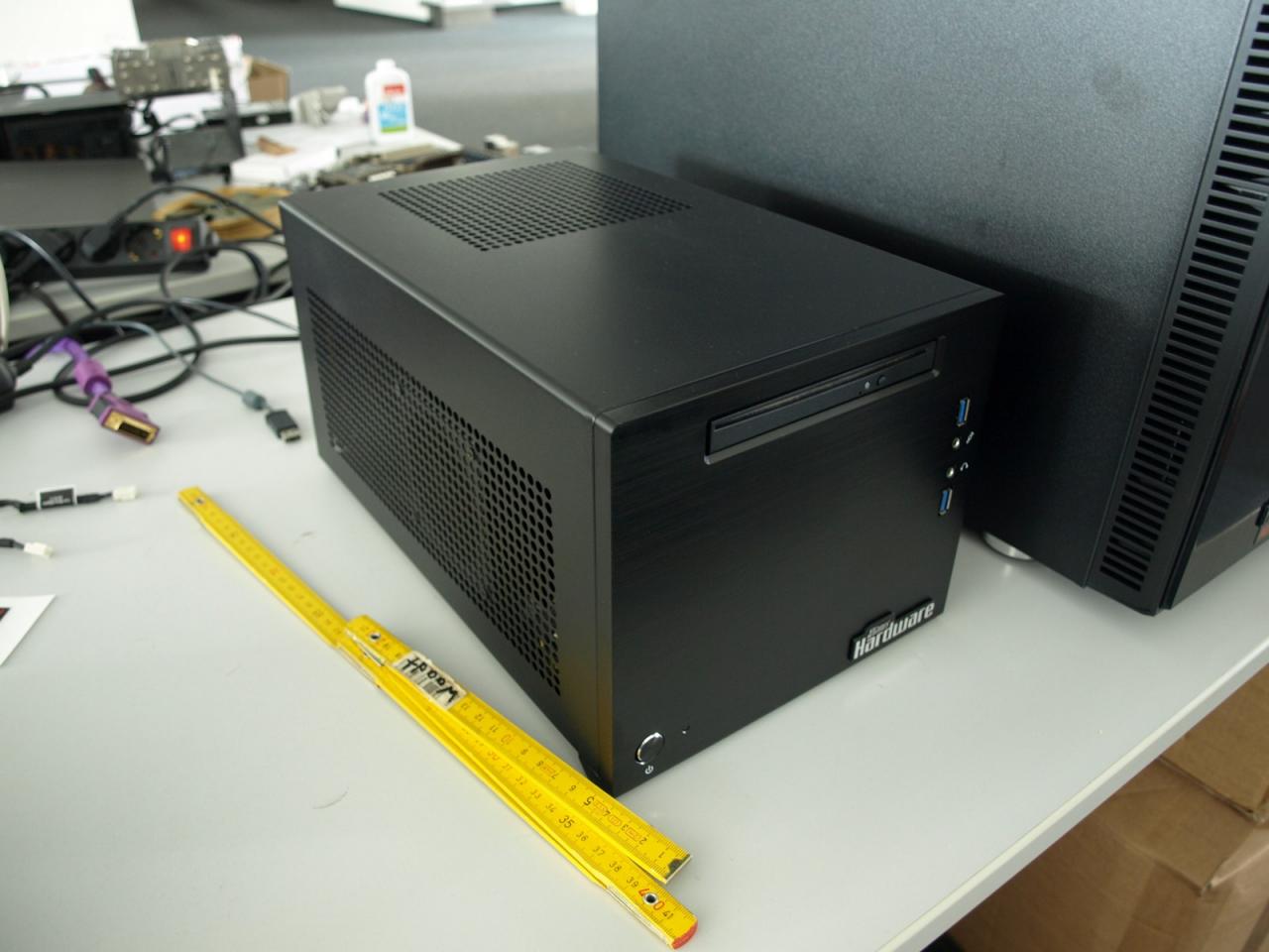 [23/08/2013] Das aktuelle Projekt des Kollegen Waadt ist ein PCGH-Mini-PC. Der Zollstock gleich daneben bestätigt die Meinung der Experten: Ja, er ist wirklich mini. Der PC wird ab Anfang September für alle Interessenten erhältlich sein.