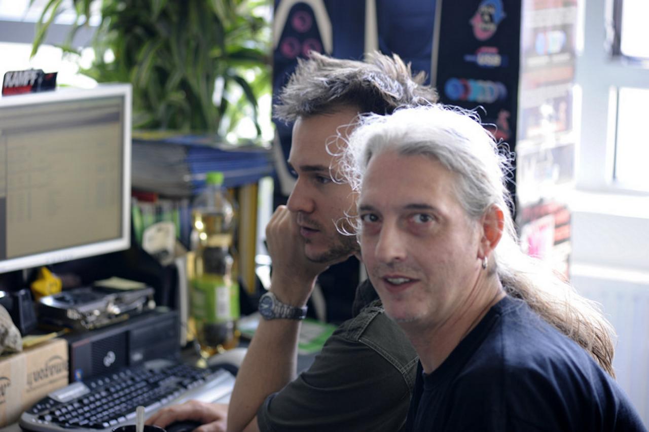 [30/08/2013] Zwei Köpfe, eine Meinung, so könnte man dieses Bild betiteln - falls Sie einen anderen Titelvorschlag haben, immer her damit per Kommentarfunktion. Zumindest beschäftigt sich das dynamische Duo Stöwer&Vötter - beides Heavy Metal-Fans - wenn wir uns richtig erinnern gerade dem Rome-2-Benchmark. Betrachtet man Raffs angespanntes Gesicht, scheint dieser ihm irgendwie Kopfzerbrechen zu bereiten.