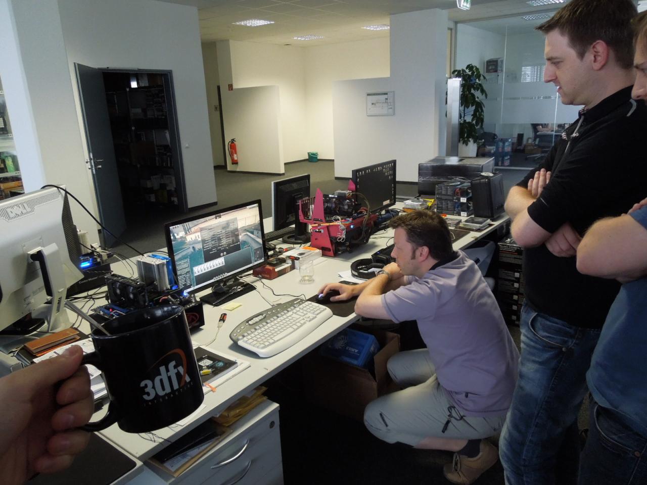[30/08/2013] Kaum hat Herr Stöwer das brandneue Total War: Rome 2 auf meinem Testsystem installiert, kommen auch schon Heerscharen von Kollegen, um einen Blick darauf zu werfen, zu fachsimpeln oder auch über große Riesenpixel oder tolle Grafik-Features zu diskutieren. Nur Raff will sich bei diesem Auflauf der Experten nicht vor der Kamera zeigen, rückt aber zumindest sein unverkennbares Markenzeichen (aufdringlich) ins Bild.
