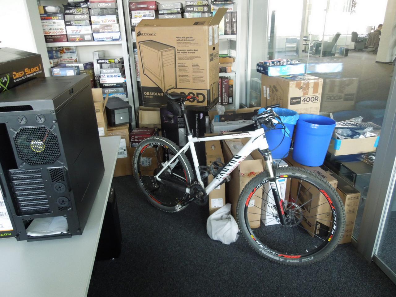 [30/08/2013] Wir haben ja in unserem Testlabor schon so manche Kuriosität gesehen, ein nicht gerade billiges Mountain-Bike - in Fachkreisen auch Hardtail Bike genannt - ist dort allerdings nicht allzu oft zu finden. Um das Rätsel aufzulösen: Wir planen nicht etwas ein zweites Standbein als Bike-Tuner aufzubauen oder einen Bike-Service aufzumachen. Das gute Stück gehört unserem Layouter Herr Pfründer, der es nur im Testlabor in Sicherheit wägt.