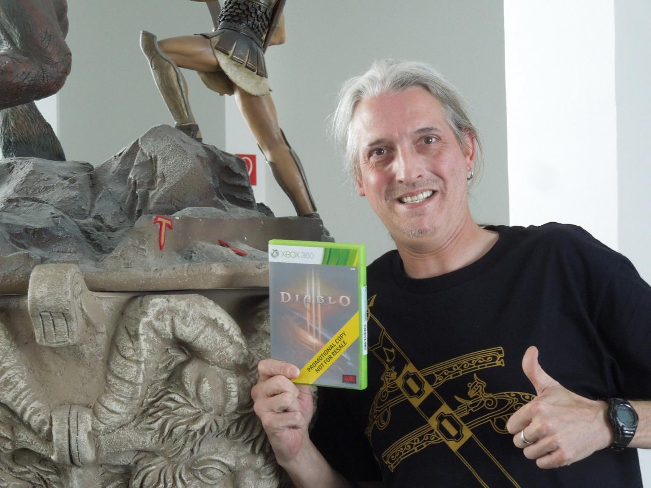 [30/08/2013] Wer outet sich denn da als Konsolenfan? Ja, sie sehen richtig, es ist der Spieleonkel, der doch sonst immer die Fahne für den PC als ideale Spielplattform hoch hält. Und dann noch Diablo 3 auf der Xbox 360, das hätten viele von ihnen bestimmt nicht gedacht. Zur Ehrenrettung des Redaktionsoldies muss allerdings gesagt werden, dass es sich als ergrauter Herr auf dem heimischen Sofa einfach besser zocken lässt, meinen Sie nicht auch?