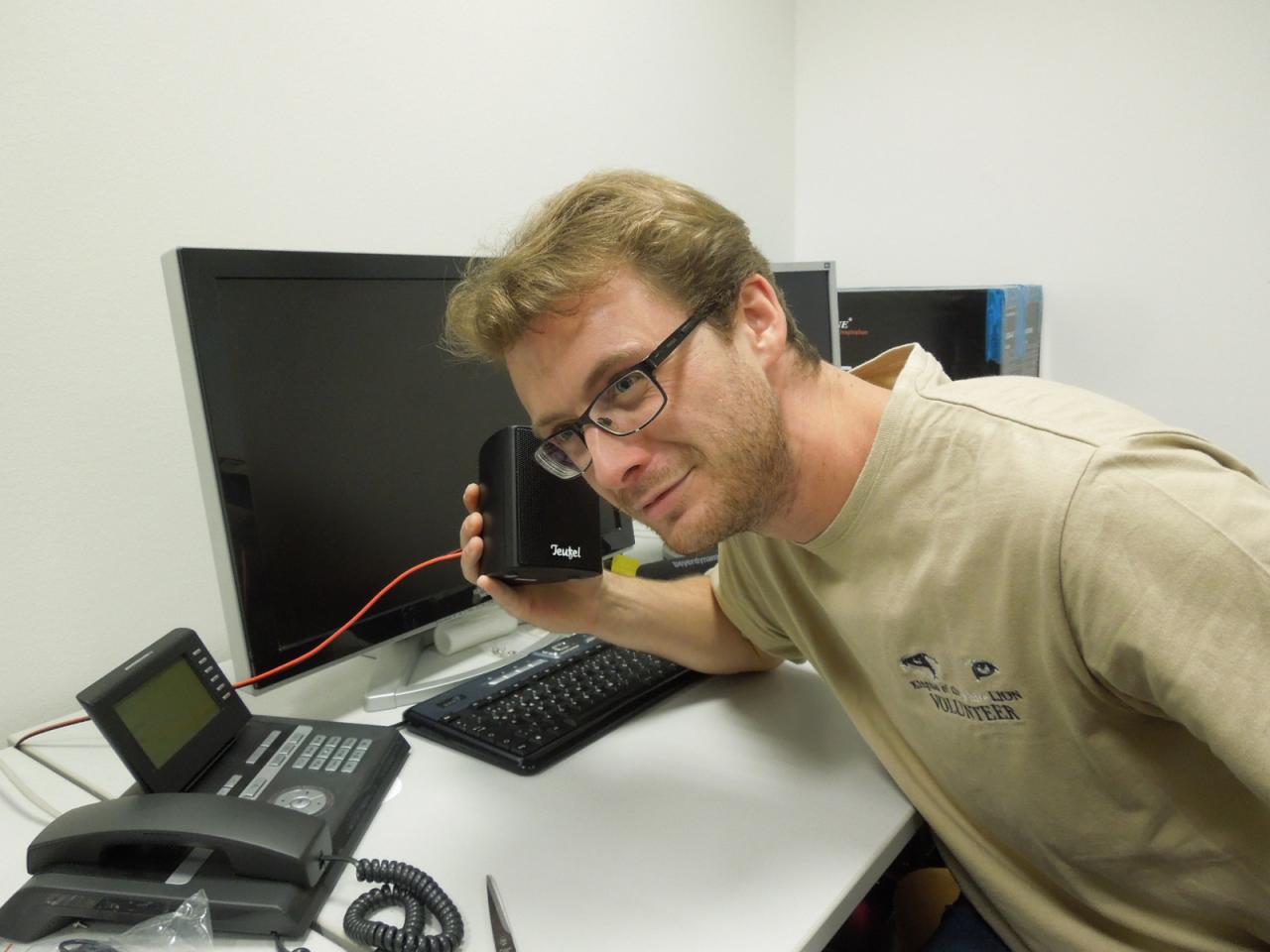 [30/08/2013] 1.9.2013: Unser Neuer Philipp ist schon ein audiophiles Kerlchen, der schon am Klang einer Box erkennen kann, ob die was taugt. Schließlich ist Herr Reuter ja auch erfahrener Boxen-Selbstbauer. Für eine Audio-Typ-Beratung ist der neue Volo aus dem Rheinland auf jeden Fall der richtige Mann. Ob er auch hören kann wie das Gras wächst? Mal ehrlich, das wagen wir dann doch zu bezweifeln:)