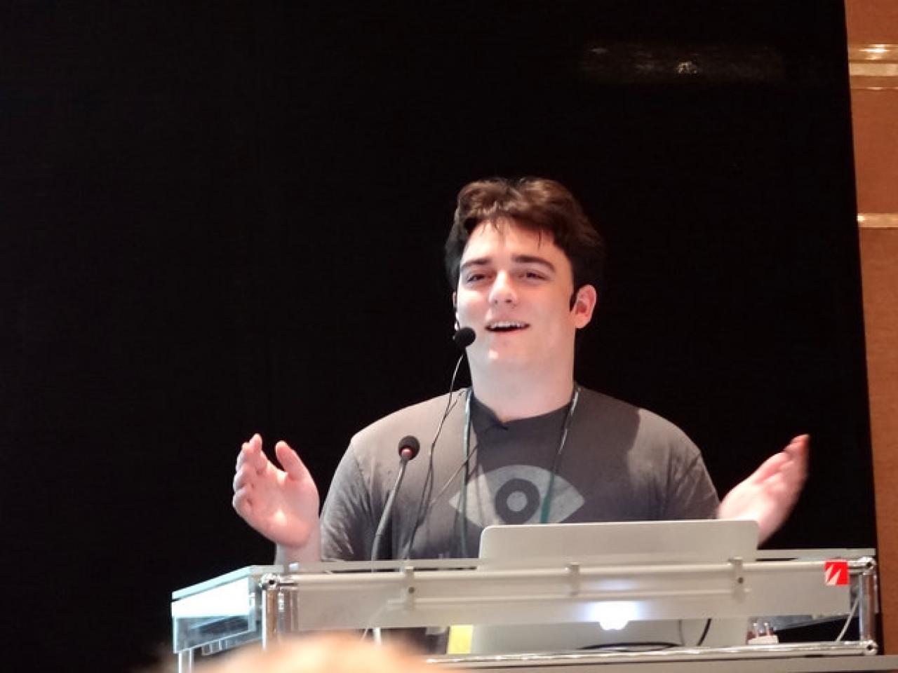 [20/08/2013] Palmer Luckey arbeitet an einem PC mit Flüssiggaskühlung.