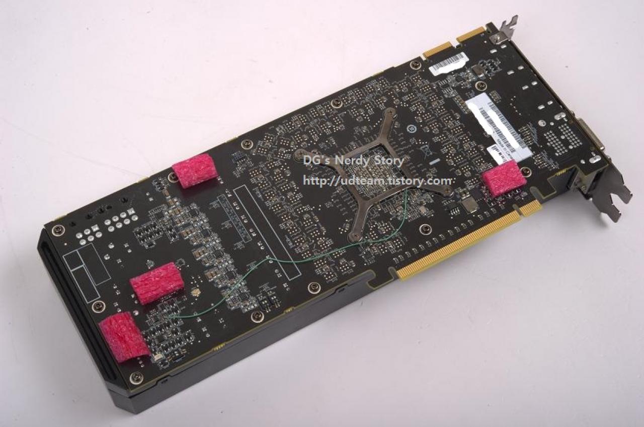 [22/09/2013] AMD Radeon R9 290X: Angebliche Bilder der Hawaii-GPU aufgetaucht - 512-bit und 4 GByte RAM? (3)