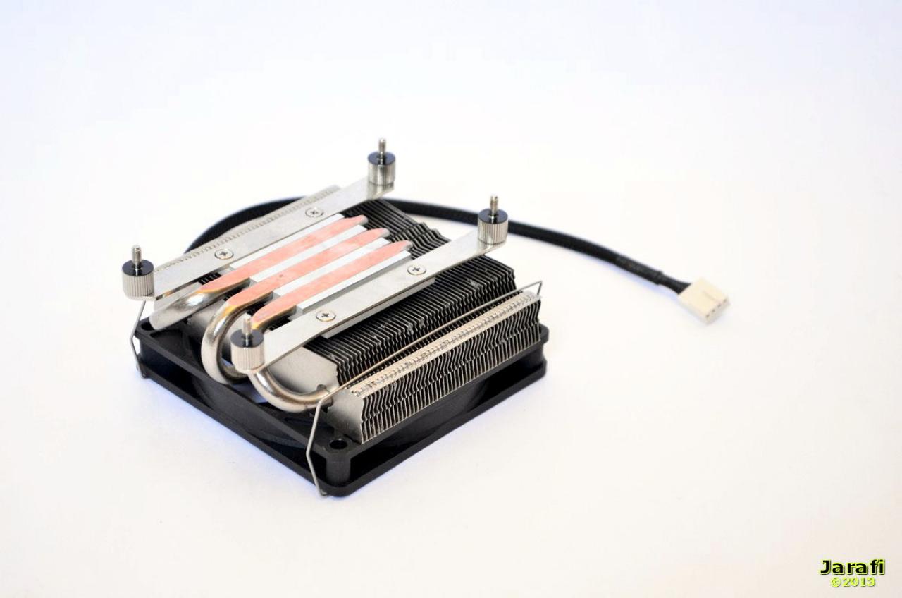 [16/09/2013] Die Draufsicht von unten zeigt schön, wie die drei Heatpipes in den Aluminiumboden eingelassen wurden