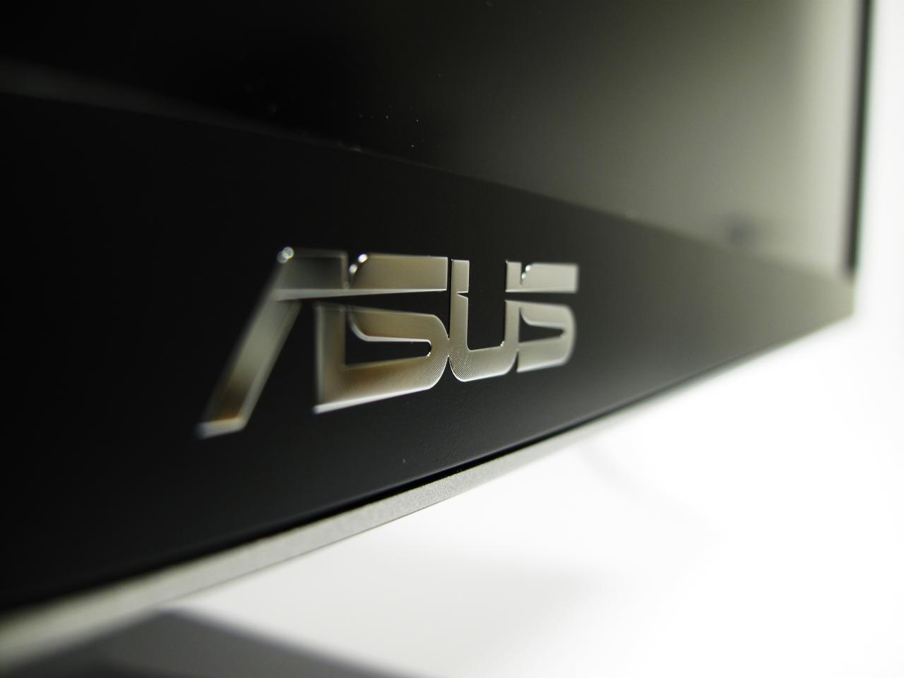 [05/09/2013] Auf dem 4k-Display erstreckt sich das Firmenlogo von Asus am unteren Rand des Monitorgehäuses