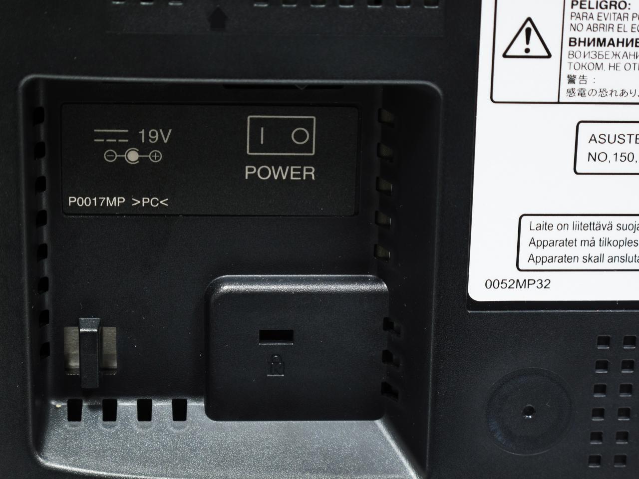 [05/09/2013] Links der Anschluss für den Netzstecker, rechts der Power-Schalter