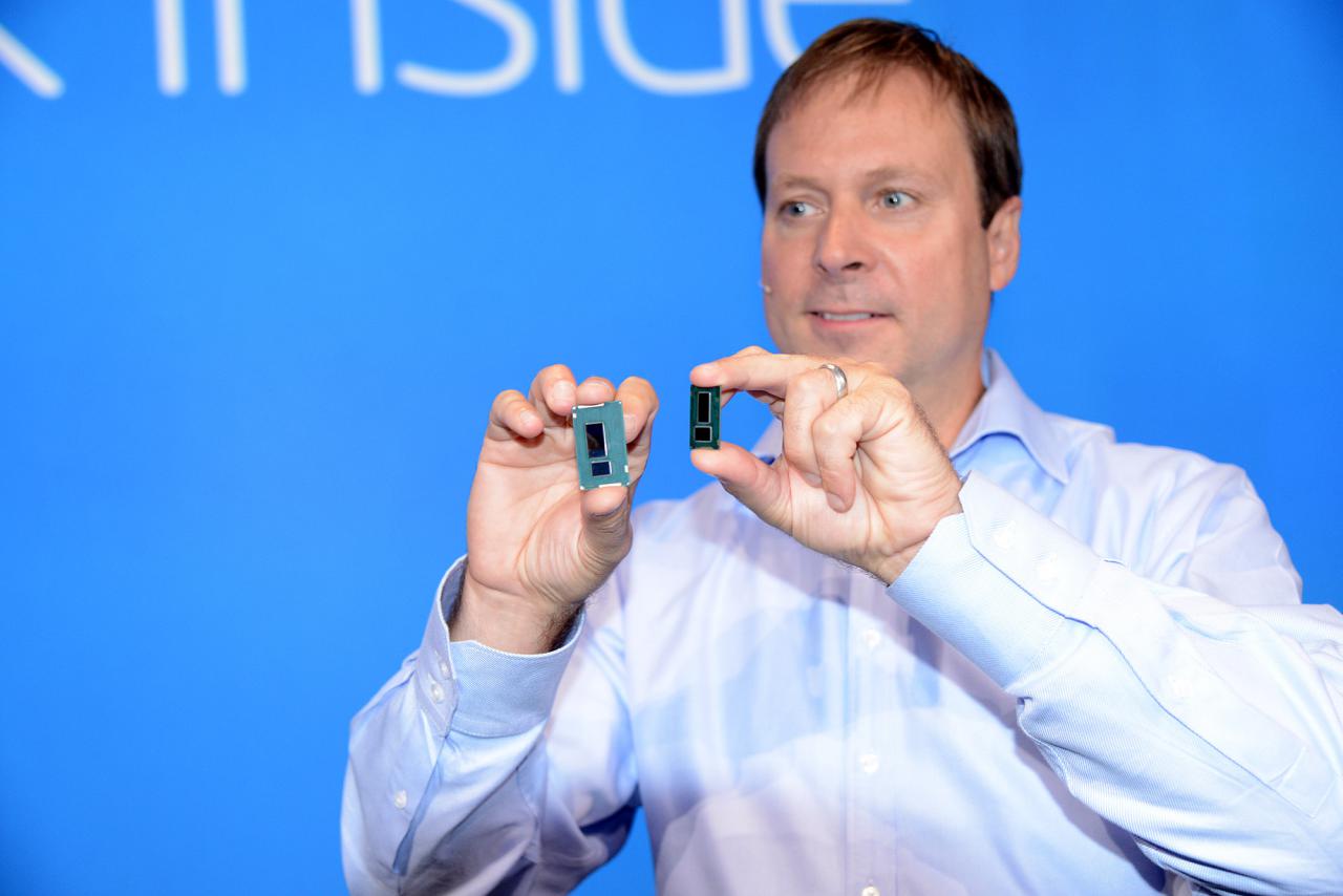 [11/09/2013] IDF 2013: Kirk Skaugen zeigt Broadwell-Y-SKU im Vergleich mit Haswell-Y. (3)