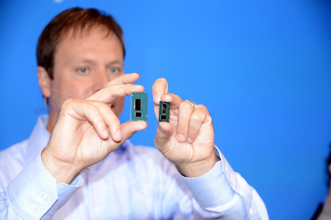 [11/09/2013] IDF 2013: Kirk Skaugen zeigt Broadwell-Y-SKU im Vergleich mit Haswell-Y. (5)