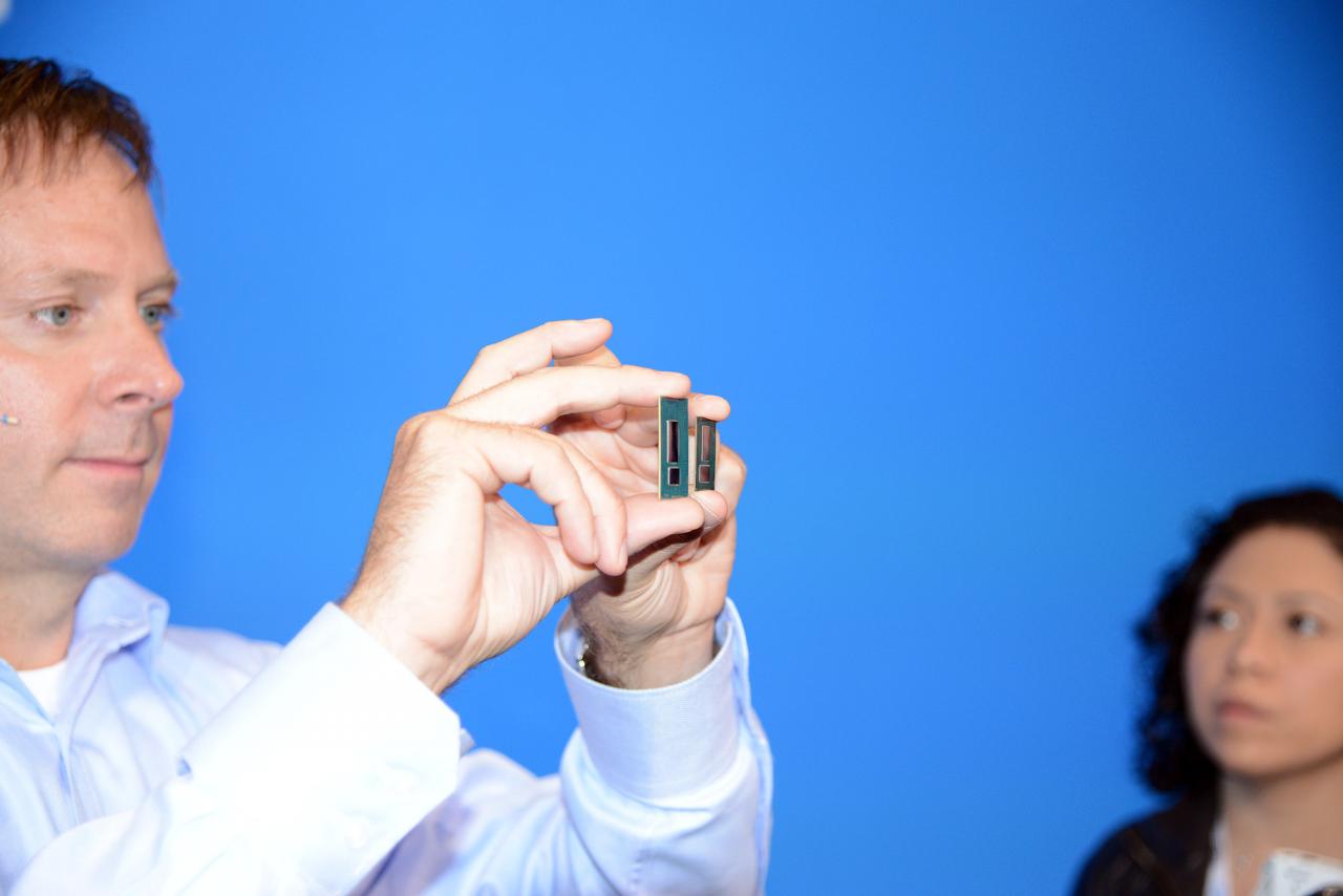 [11/09/2013] IDF 2013: Kirk Skaugen zeigt Broadwell-Y-SKU im Vergleich mit Haswell-Y. (6)