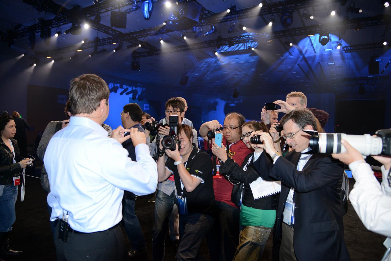 [11/09/2013] IDF 2013: Kirk Skaugen zeigt Broadwell-Y-SKU im Vergleich mit Haswell-Y.