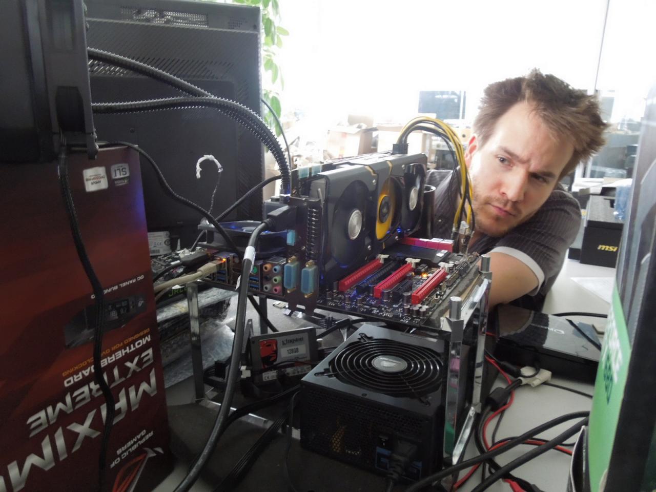 [06/09/2013] Raff in seinem Element. Kaum ist die MSI GTX 780 Lightning angekommen, da verschwindet sie auch schon blitzschnell im Vötterschen Testsystem. Und fällt Ihnen auch auf, dass eine bestimmte von uns Raff gern im Bild präsentierte Devotionalie fehlt? Sie wissen bestimmt von was die Rede ist oder? Raten Sie doch per Kommentarfunktion mit.
