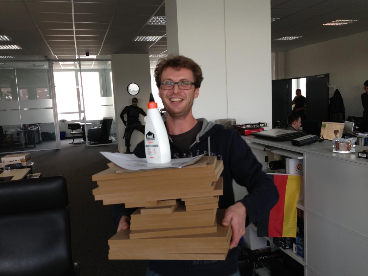 [13/09/2013] Verwechselt unser Neuer die PCGH etwa mit einem Heimwerker-Magazin, oder was ist der Grund, dass Philipp hier Bretter und Leim schleppt? So unglaublich es klingt, Herr Reuther transportiert gerade Material, weil er Ihnen in der kommenden Ausgabe zeigen will, wie Sie Boxen für den PC oder die heimische Stereoanlage selber bauen können. Das verfolgen auch wir mit Spannung. :)