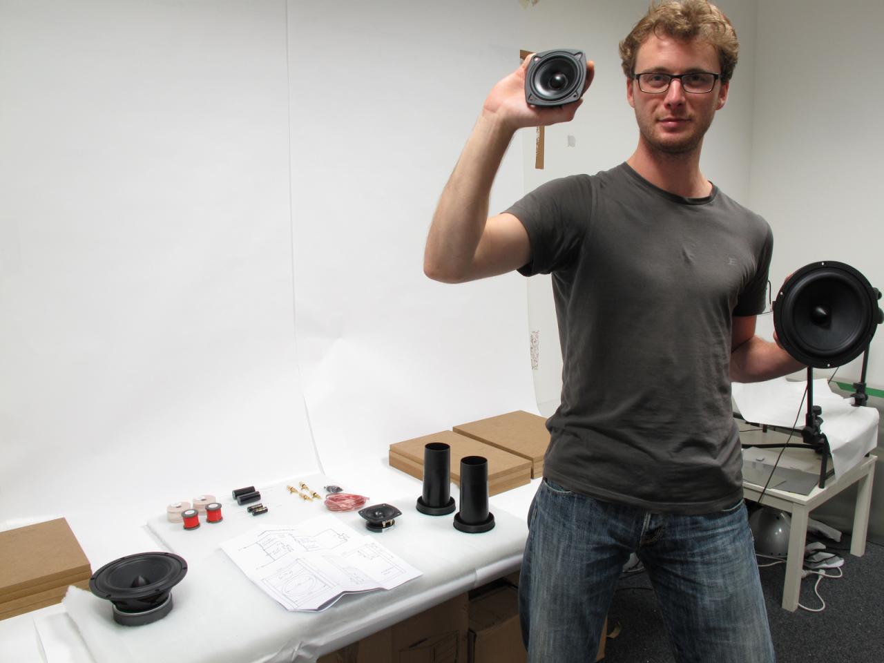 [13/09/2013] Und da eine Bauanleitung ohne visuelle Elemente reichlich langweilig und öde ist, haben wir unseren DIY-Spezialisten auch gleich vor die Kamera gezerrt, damit wir ein schönes Video für die Heft-DVD der PCGH 11/2013 drehen können. Und an seinen euphorischen Gesichtsausdruck lässt sich gut erkennen, dass dies dem audiophilen Phil (AudioPhil) mehr Spaß macht als beim Benchen Ruckel-Orgien ertragen zu müssen.