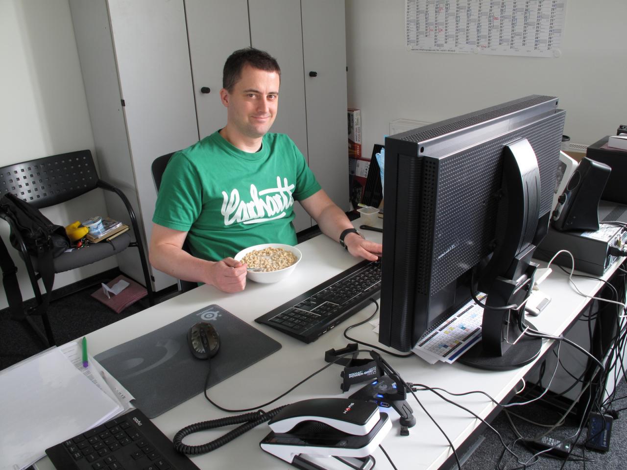 [13/09/2013] Wenn der Baum brennt und viel zu tun ist, dann nimmt unser Meister sein Mittagessen auch mal im eigenen Büro ein. Und wie wir feststellen müssen hat sich Thilo auch was Gesundes auf den Tisch gestellt. Und wenn er dann wieder zu Kräften gekommen ist, kann er auch gleich wieder das Zepter übernehmen und dafür sorgen, dass es mit der Artikelproduktion für die Webseite und das Heft wieder straff voran geht.