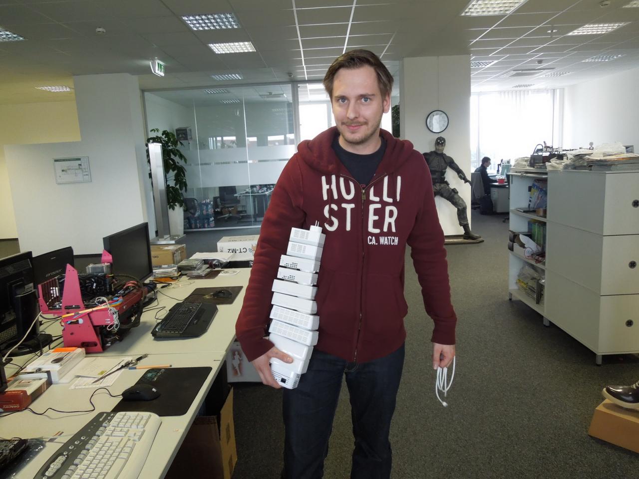 [20/09/2013] Der Witz mit dem ausgestöpselten WLAN-Kabel ist für dieses Bild schon zu alt, da lassen wird uns besser was Neues einfallen. Unser freier Mitarbeiter Tom (Tom) trägt hier nämlich sozusagen den Tower of Power unter seinem rechten Arm. Und diese Bezeichnung passt wie die Faust auf's Auge - oder was würden Sie zu 11 ineinander gesteckten DLAN-Empfängern sonst sagen?