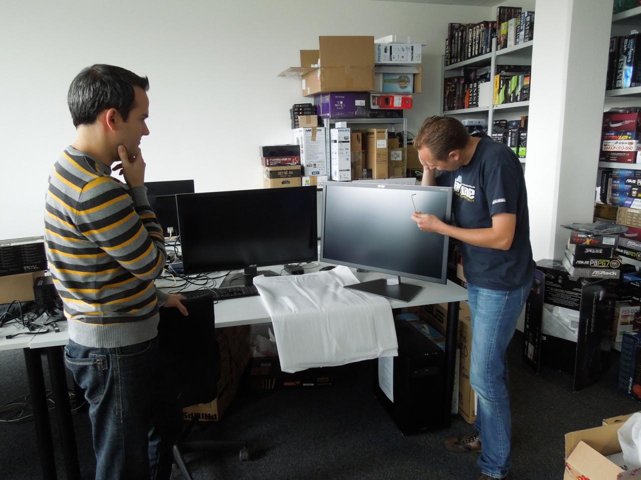 [20/09/2013] 22.9.2013: Nachdem die sich des Öfteren gegenseitig als Doktoren ansprechenden Herr Waadt und Albert den 4K-Flachmann mit Mühe ins Testlabor verfrachtet haben, kümmern Sie sich um den f(l)achmännischen Aufbau. Während Daniel noch skeptisch dreinblickt, scheint Marco wie gewohnt alles im Griff zu haben und wischt sich nach den Anschrauben des Fußes den Schweiß von der Stirn.