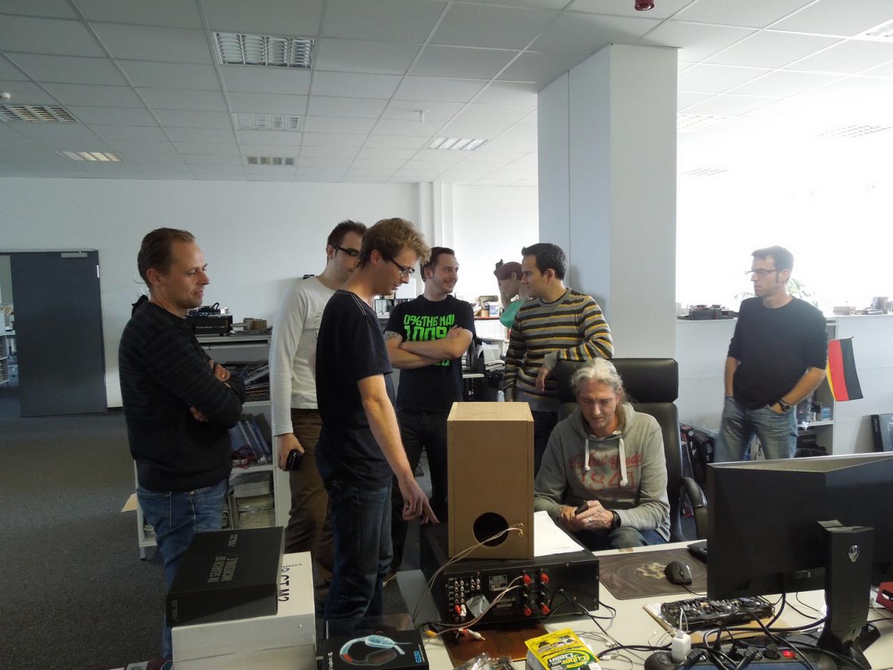 [20/09/2013] Es ist vollbracht! Phil hat die erste seiner DIY-Boxen fertig und für die erste Hörprobe seinen analogen Verstärker mitgebracht. Den hat er ganz ohne Absicht am Testplatz des Spieleonkels abgestellt. Der Redaktions-Dino ist, die leider ergraute Haarpracht deutet es an, auch ein Fan härterer Gitarrenklänge und nutzt gerade die auf seinem iPhone 5 gespeicherte 13 von Black Sabbath für einen ersten Klangeindruck.