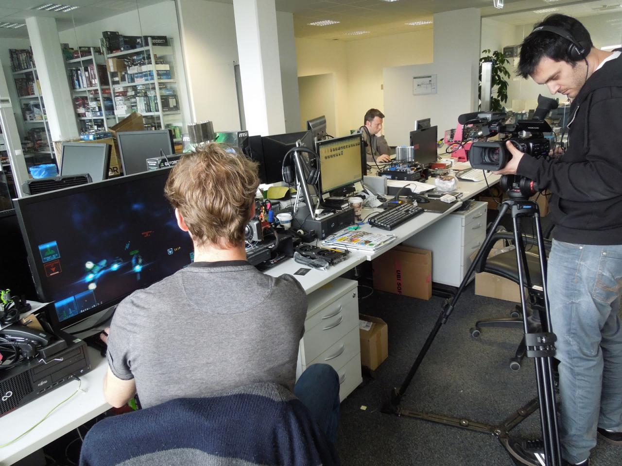 [20/09/2013] Unser audiophiler Neuzugang Phil ist nicht nur Boxenbauexperte, sondern auch passionierter Zocker. Das haben wir natürlich ausgenutzt und die Bedingung gestellt, dass ihm die Kamera beim Spielen von Starlight Inception über den Rücken schauen darf. Ob Herr Reuter beim Zocken auch so viele Skills an den Tag legt wie beim Boxenbau, können Sie in bewegten Bildern auf unserer Website sehen.