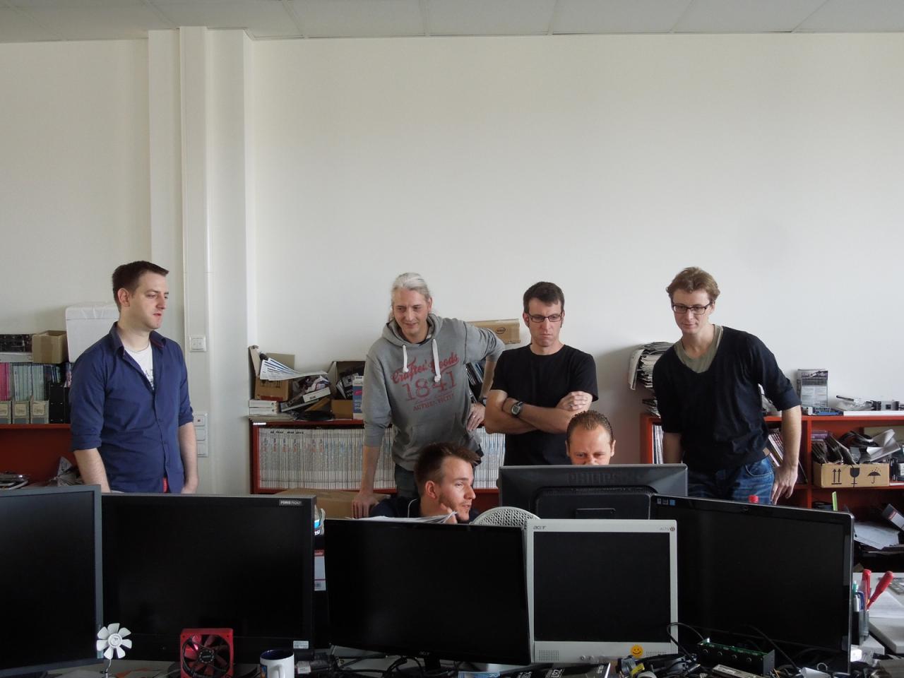 [27/09/2013] Immer wieder montags und selbst an dem Montag nach der Produktion ruft Orga-Marco die Schreibdrohnen an seinen Arbeitsplatz und mit den Herren den mittlerweile auch Ihnen schon bestens bekannten Wochenplan zu besprechen und die Artikelaufträge zu erteilen. Wie Sie im Bild sehen können, geht es dabei dann doch recht entspannt zu, zumal wir ja wissen, dass uns Herr Albert in der ersten Woche nicht gleich überfordert. ;-)