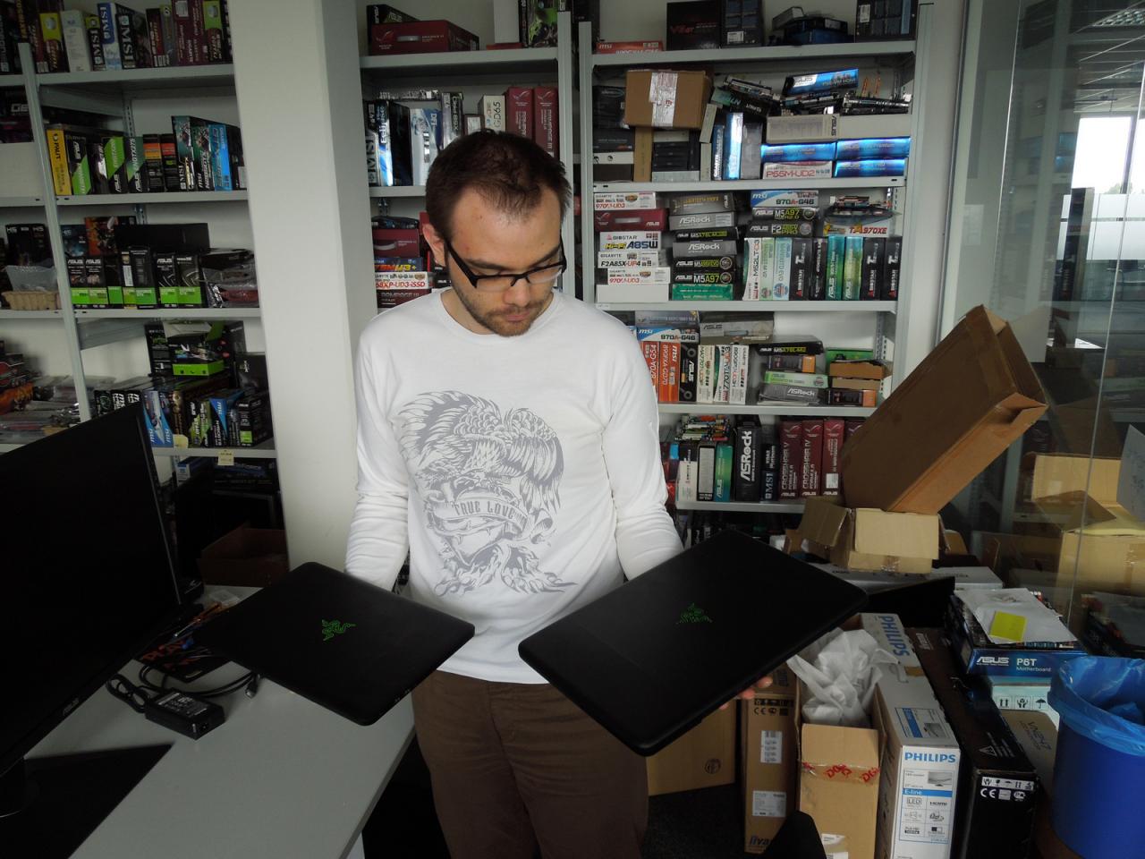 [27/09/2013] Da hält unser Praktikant Dominik schon das erste Mal in seinem Leben gleich zwei stylische Razer-Blade-Notebooks in der Hand und dann darf er sie auch schon wieder in den großen Karton packen, um die schmucken Teile wieder zum Hersteller zurück zu schicken. Da kann man den bedröppelten Blick des Kollegen schon verstehen, er hätte die Flachmänner bestimmt noch zwei Wochen länger mit aktuellen Spielen getestet.