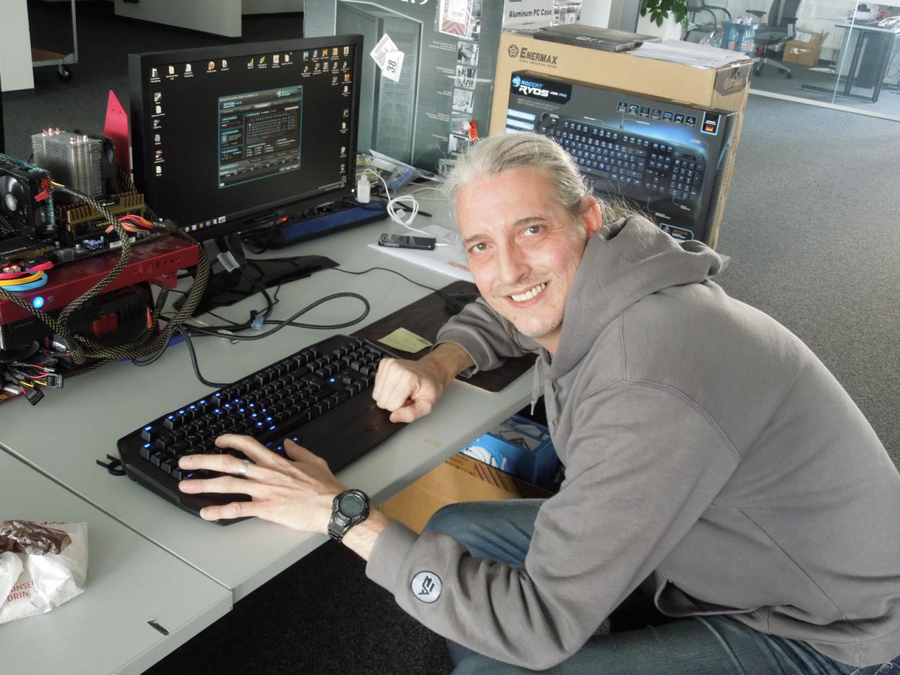 [27/09/2013] Da hat unser Spieleonkel aber Spaß. Die neue Roccat Ryos MK Pro hat so tolle Beleuchtungstricks drauf, dass er damit fast schon in der Disco für tollen Lichtzauber sorgen könnte. Und als Redakteur mit Entertainer-Qualitäten wird Herr Stöwer auch nicht müde, den Kollegen diese Tricks vorzuführen - wäre er ein Roccat-PR-Mann, hätte er bestimmt schon fünf Exemplare an den Redakteur, äh Mann gebracht.