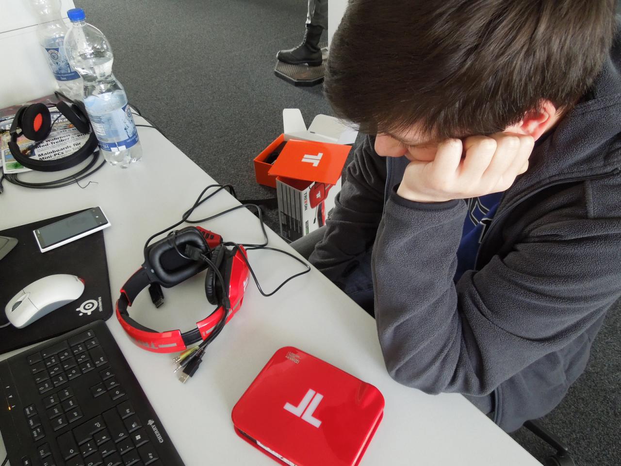 [27/09/2013] Eigentlich sollte unser zweiter Praktikant Mark ja einfach nur für den AudioPhil ein Headset Probe hören. Allerdings ist es bei dem Mad Catz Triton Pro+ nicht ganz so einfach: Vorher muss eine Flut von Kabeln angeschlossen und dann noch die Box mit der Soundkarte eingerichtet werden. Ja, ja Herr Mantel (Mantle), wer hochwertigen 5.1-Sound genießen muss leiden, äh Kabel einstöpseln.
