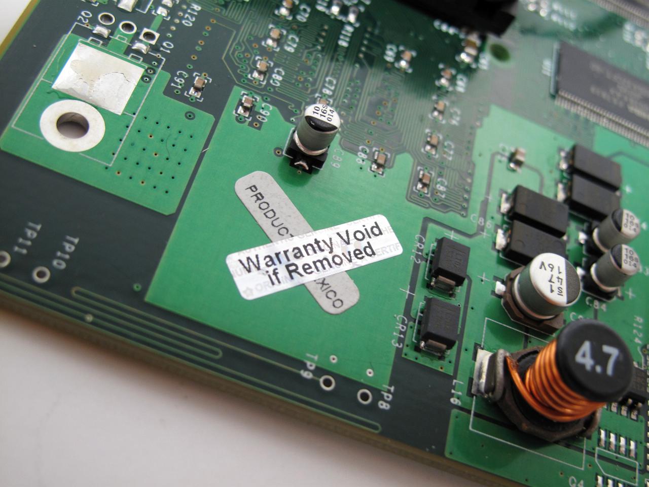 [23/09/2013] 3dfx Voodoo 5 5500 AGP 4x Revision A2-3300: Dieser Aufkleber verrät, dass es sich nicht um einen Prototypen handelt.