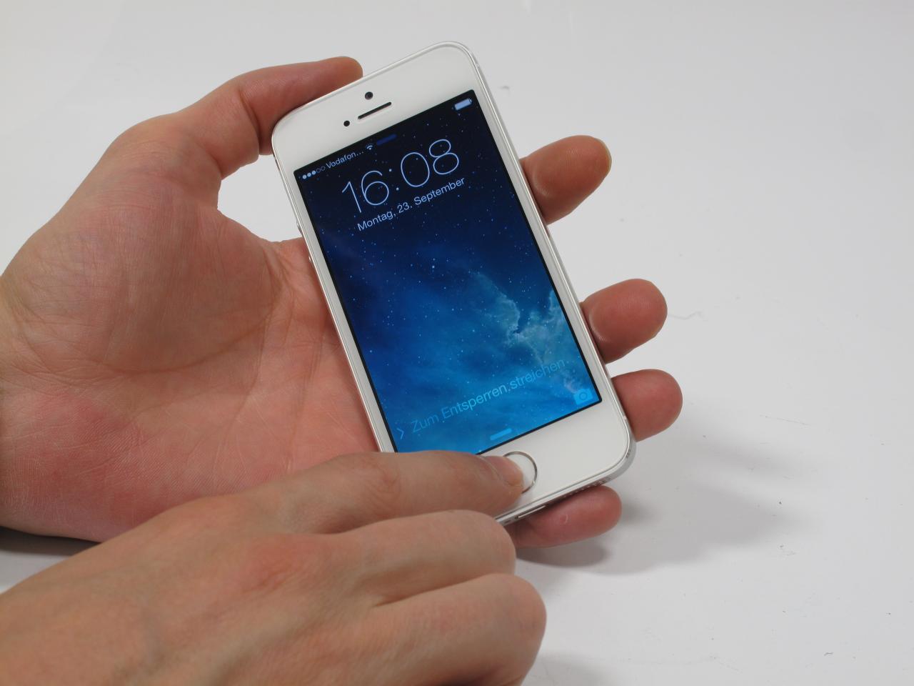 [24/09/2013] Apple: iOS 7.1 angeblich erst im März, gigantischer iPhone-Deal mit China Mobile - im Bild: das iPhone 5s mit iOS 7